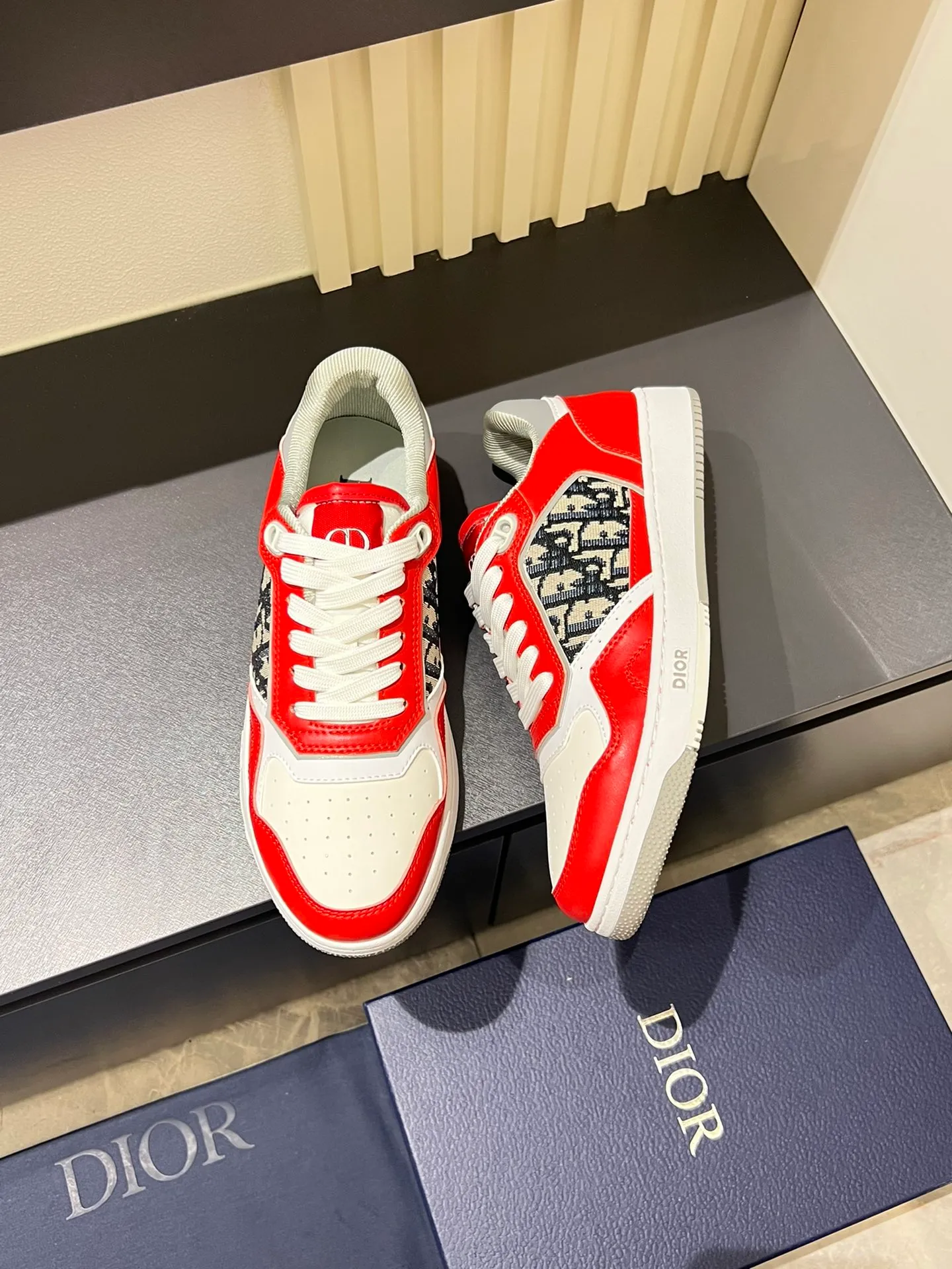 Men's shoes 💰p460 "Dio*" mid-top B27 casual sneakers. This B27 high-top sneaker is a new product in the series and continues Di*r's classic style. Crafted from gray and white smooth calf leather with beige and black Oblique print panels on the sides. The "CD Icon" shaped shoelace eyelets are clever and delicate, and the two-color rubber sole, rear collar and heel are all equipped with the brand's iconic details to enhance the style. Oblique printed straps at the ankle allow for an adjustable fit to complement the overall design. Fashionable and versatile, it can complement any look. Create an exquisite design with unique dynamic vitality and modern atmosphere, presented in low-top and high-top styles. This new must-have shoe adds a new dimension to Dior's archive heritage, embodying modern elegance. Purchase the original version and make it 1:1. If you need top quality, please come to me! Male 38-44!